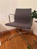 Vitra Eames Aluchair EA 103 Hopsack Frankfurt am Main - Bornheim Vorschau