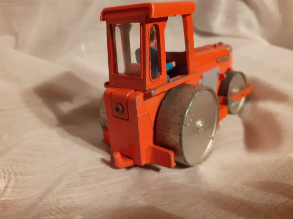 Strassenwalze  Aveling Barford , Dinky GB, 60er J, orange, orig. in Wallerfangen