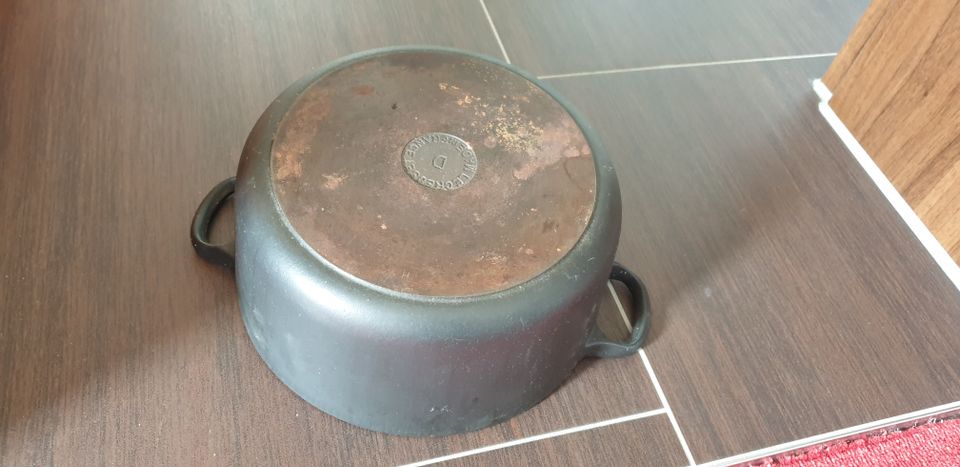 Gusseiserner Bräter Le Creuset 22cm Saftbräter Topf Kochtopf in Cham