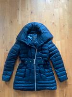 GUESS Daunenjacke Gr. L  in schwarz Winterjacke Mantel Berlin - Wilmersdorf Vorschau