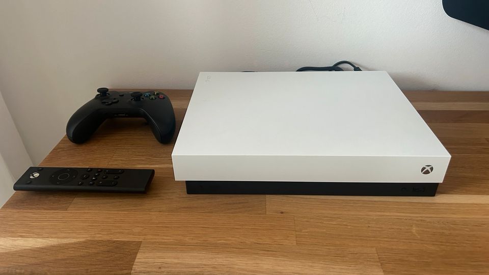 Xbox One X 1TB weiss, mit OV, Controller & Fernbedienung in Berlin
