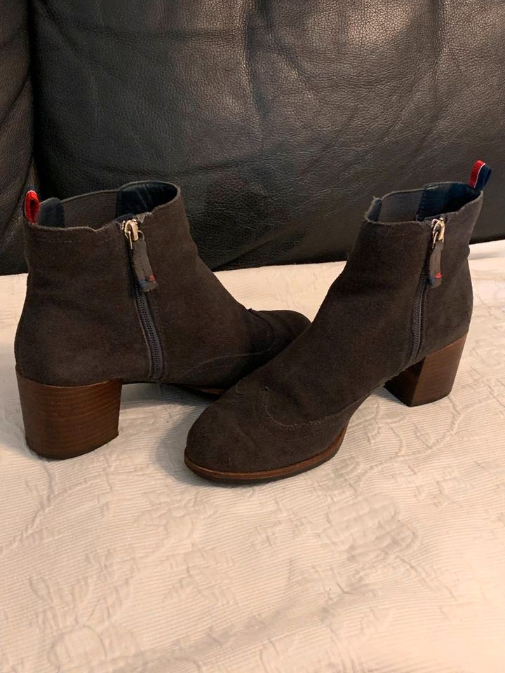 Schöne TOMMY HILFIGER STIEFELETTEN GR. 39 so gut wie neu! in Wiesbaden