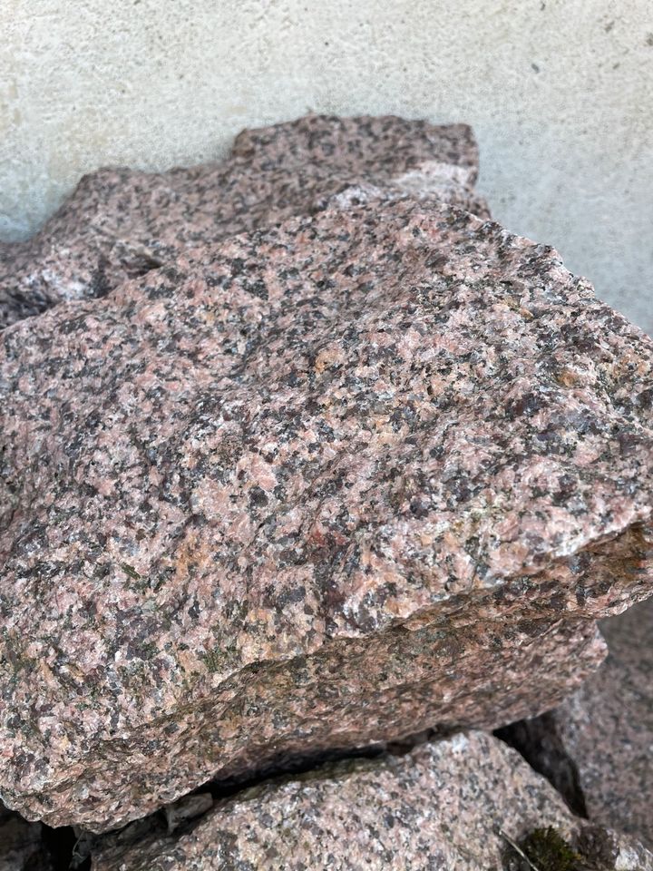 Granitblöcke rot, Gartengestaltung, Granitsteine,Trockenmauer in Torgau