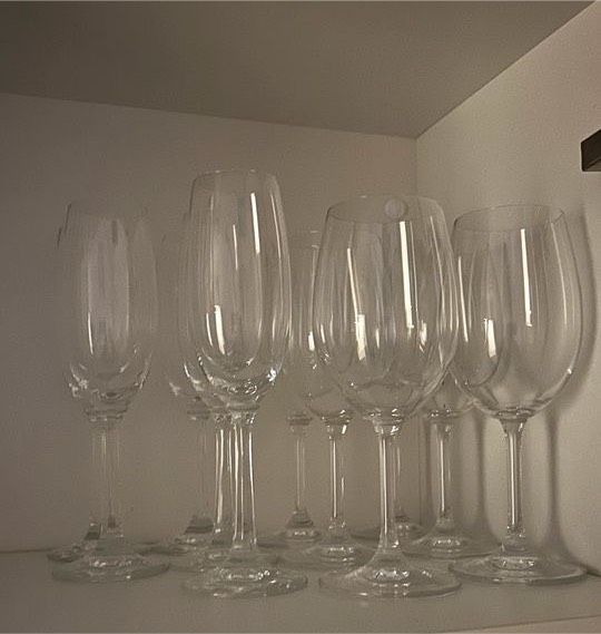 Diverse Gläser Sekt Whiskey Deko in Einbeck