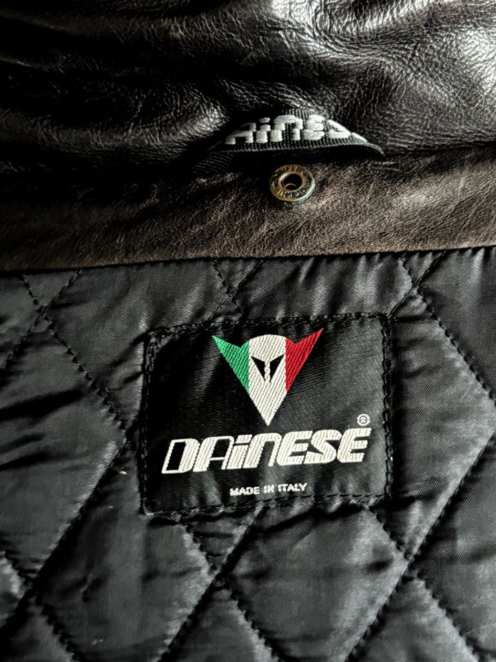 Dainese Lederjacke Motorrad, mit eingebauten Protektoren Gr 52 in Reken