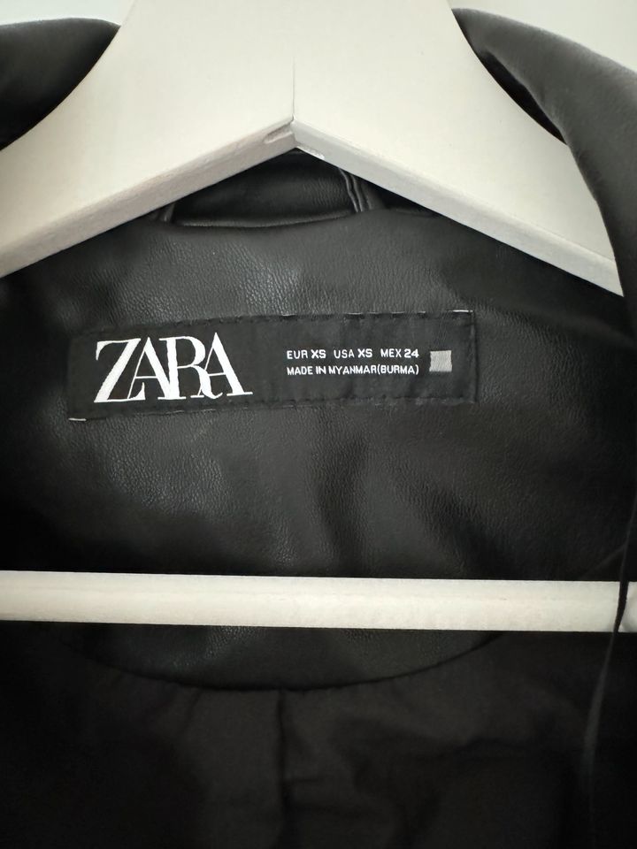 Langer Ledermantel von Zara NEU in Kerpen