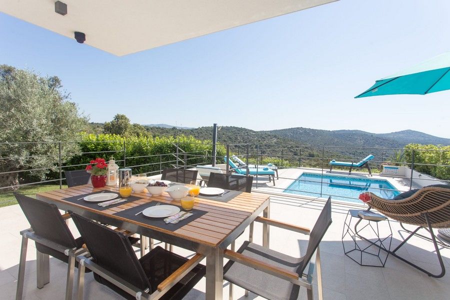 Kroatien, Region Trogir: Moderne Villa mit Swimmingpool und Panorama-Meerblick in ruhiger Lage - Immobilie H2533 in Rosenheim