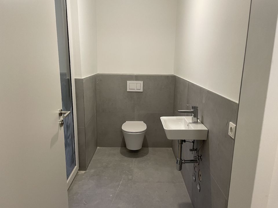 alle unter einem Dach: 4 Zimmer-Neubauwohnung mit 2 Bädern und Dachterrasse in Köln