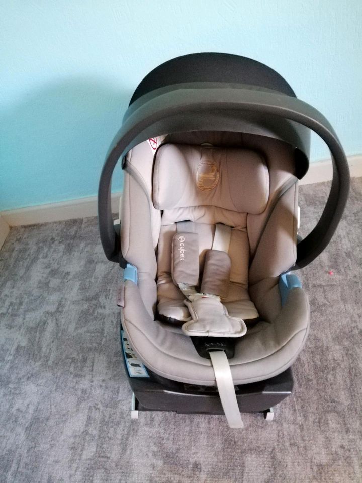 Cybex Anton 5 Babyschale mit Isofix Base---inkl. Einschlagdecke in Kalefeld