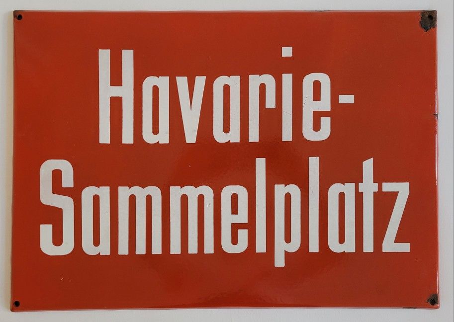Großes Emaille-Schild aus DDR-Betrieb in Berlin