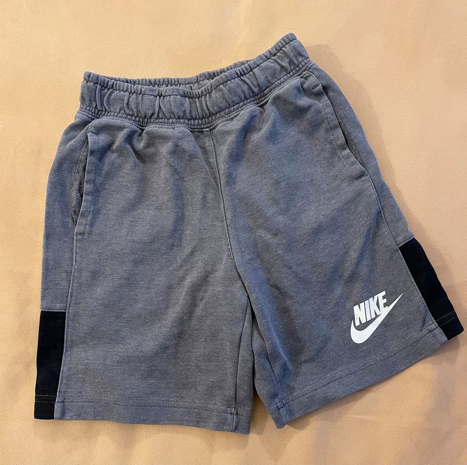 Sporthose Nike - Gr. 122/128 in Dresden