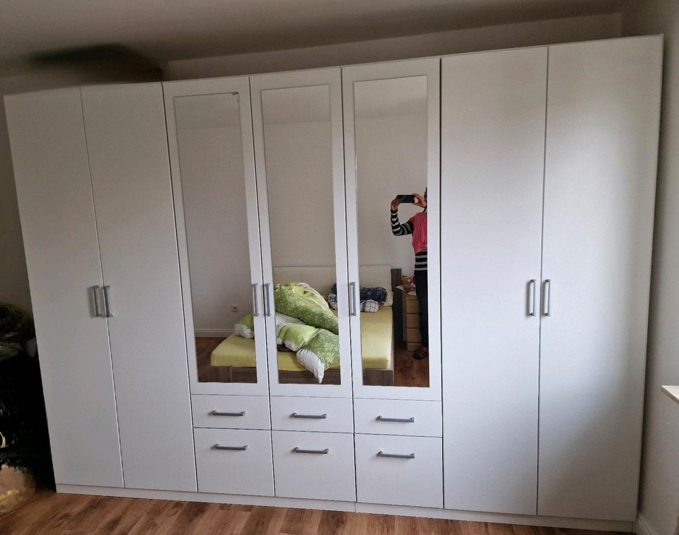 Kleiderschrank weiß 7. Türig 6. Schubkästen und 3 Sp Zu verkaufen in Arnsberg