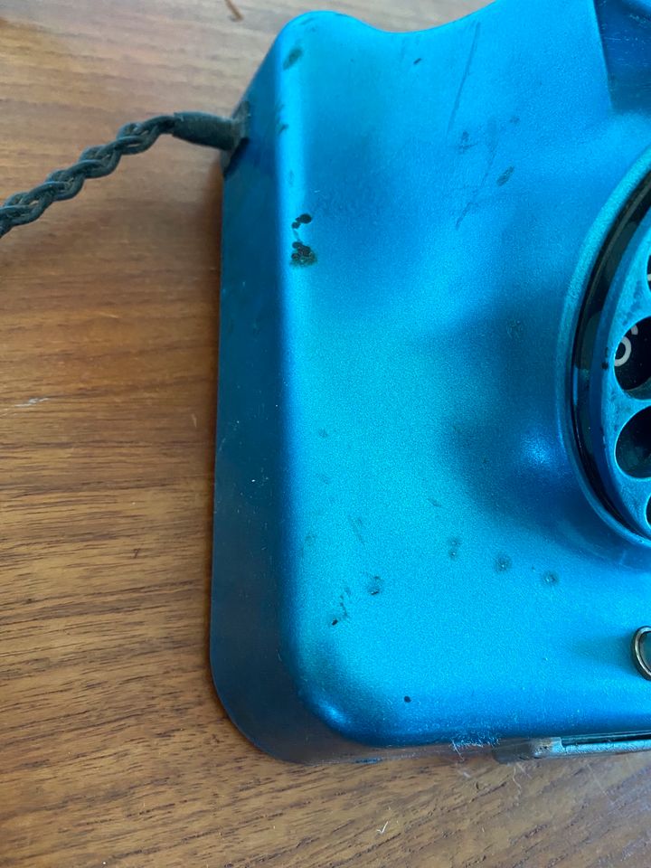 Altes Telefon mit Wählscheibe in Dießen