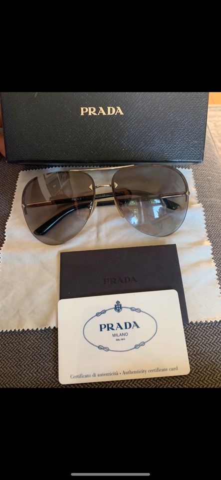 Prada Sonnenbrille mit Zertifikat in Uetersen
