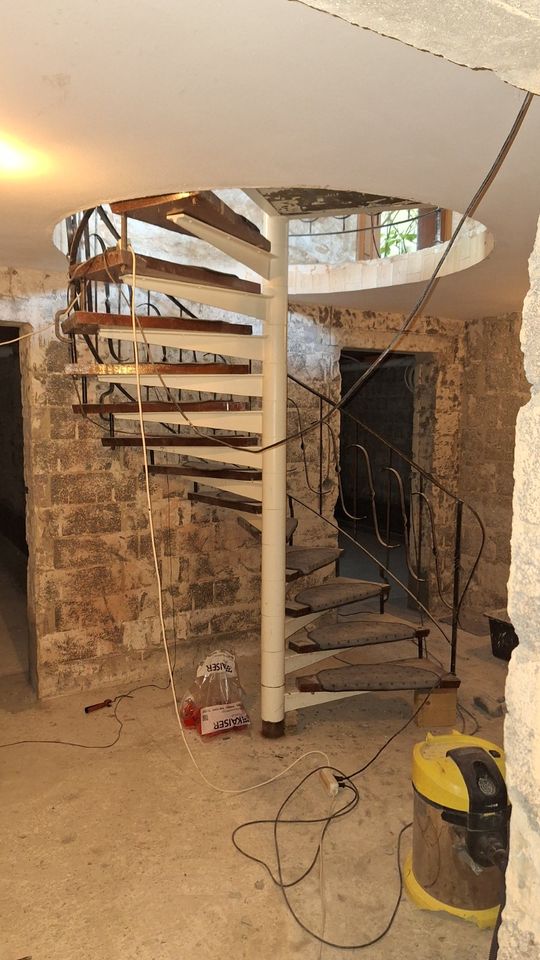 Spindeltreppe / Wendeltreppe 2 Stockw. 2m Durchm. Tropenholzstufe in Rheinbach