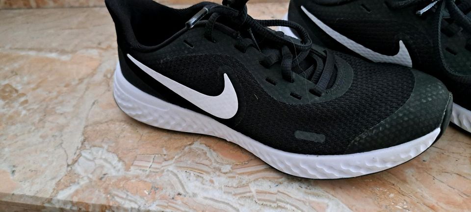 Nike Turnschuhe in schwarz in Mespelbrunn