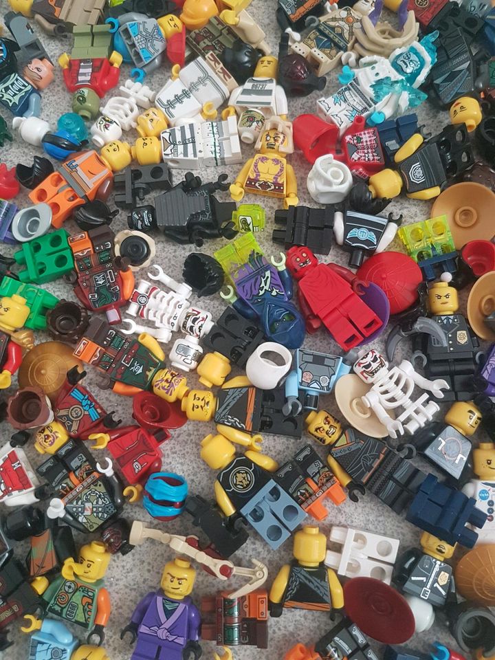 Lego Kiste ca. 100 Figuren Sammlung Ninjago City Technik Zubehör in Berlin