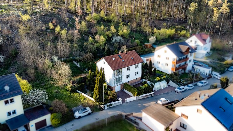 Großzügiges Zweifamilienhaus mit idyllischem Garten und Weitblick über Schwandorf! in Schwandorf