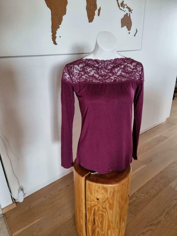 Sisters Point Bluse Shirt mit Spitze Beere lila Gr. M / S in Rott