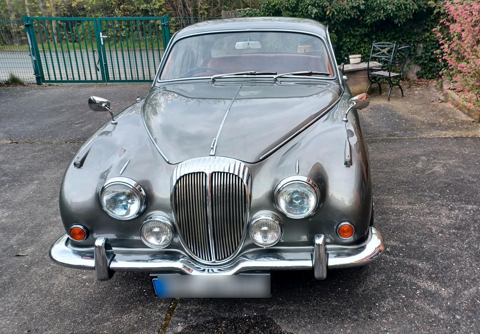 Abbildung des Autos Daimler V 8 250. Ähnlich…