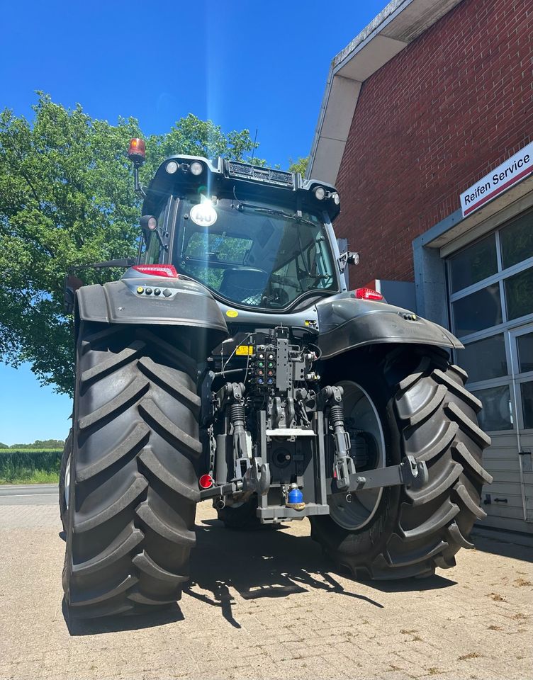 Valtra T154A Schlepper, Traktor in Bakum