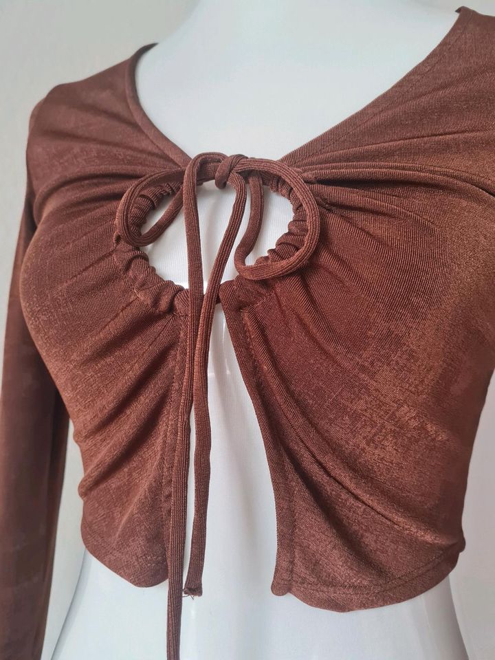 Cropped Bluse mit Schnürung und langem Arm in braun in Düsseldorf