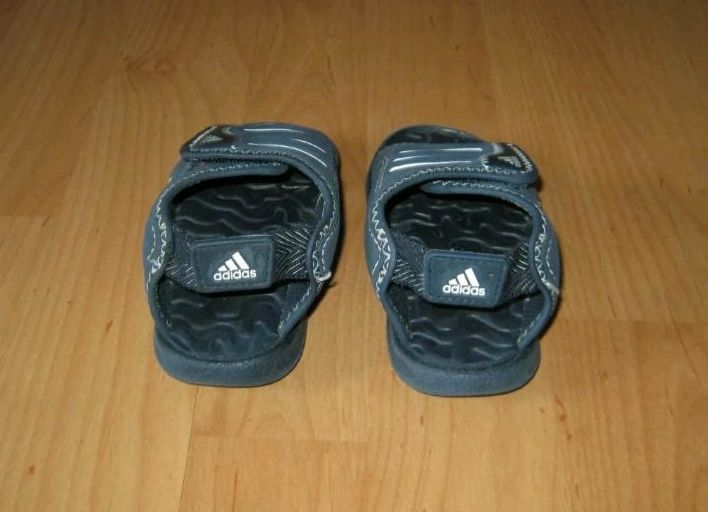 Adidas Badeschuhe Badeschlappen Sandalen Größe 20 blau in Essen