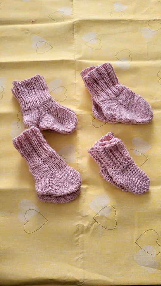 Baby Stricksocken und Fäustlinge in Garching b München