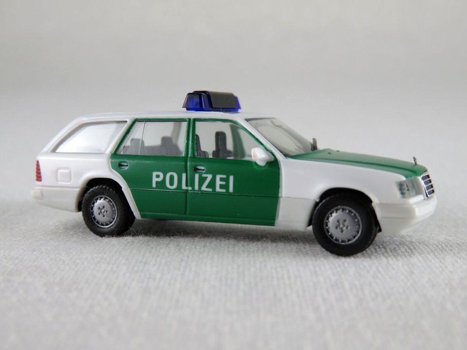 Herpa 042017 Mercedes-Benz E 320 T-Modell (1993) "POLIZEI" 1:87 in Bad Abbach