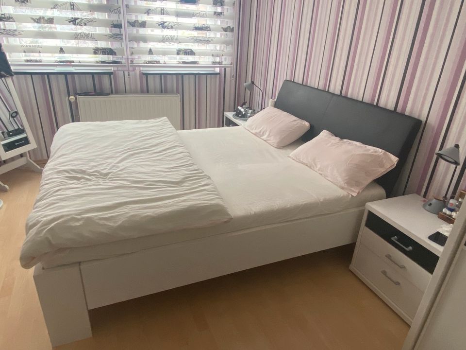 Schlafzimmer mit umbaufähigem Eckschrank abzugeben in Alsdorf