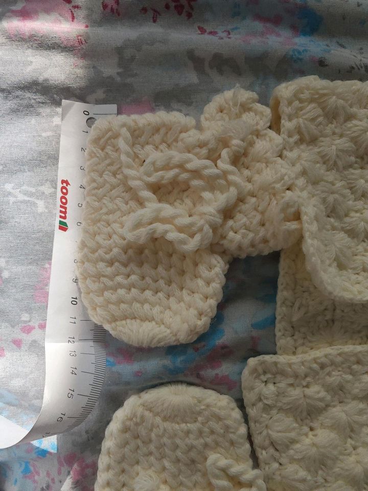 Baby-Strickjacke mit Stricksocken in Raunheim