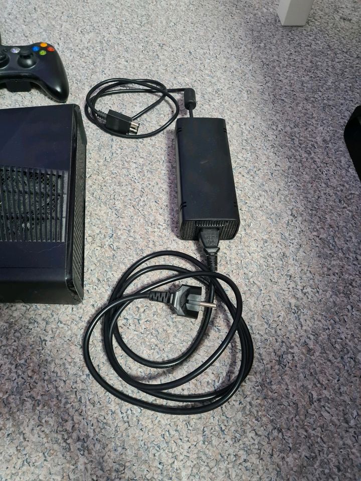 XBox360 mit Kinect, Controllern und div. Spielen in Werdohl
