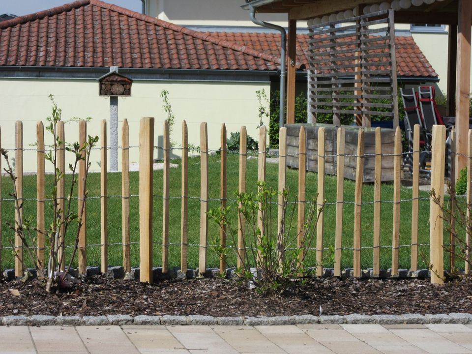 Staketenzaun  Robinienholz Gartenzaun Holzzaun Naturzaun in Schalkham