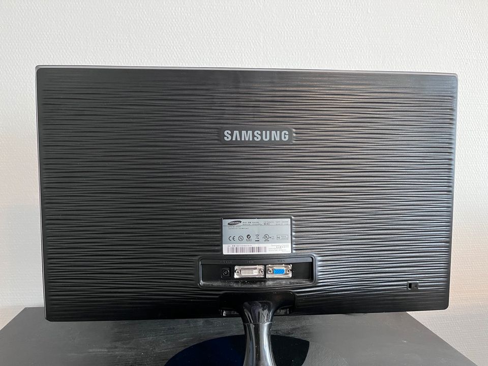 Samsung SA300 22” LED 1920x1080 DVI D-SUB ZAS Monitor Black in Frankfurt am Main