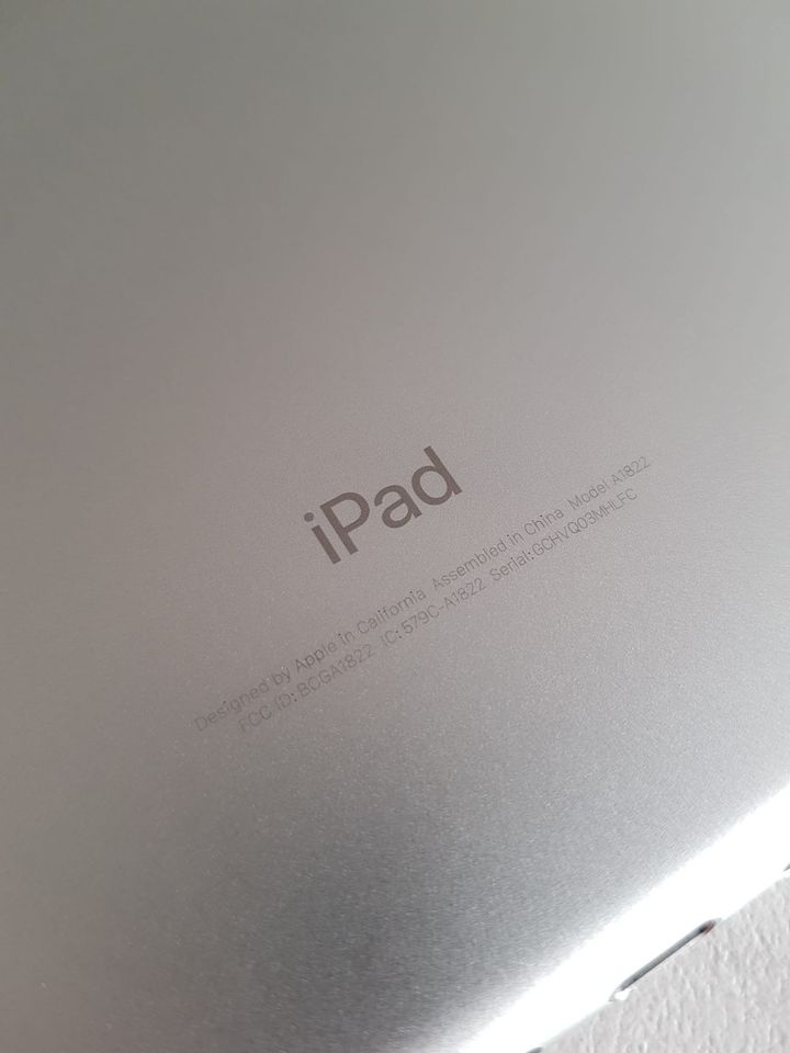 Apple iPad 5.Generation, 32GB Speicher, 9,7 Zoll, neuwertig in Düsseldorf