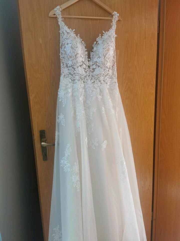 Brautkleid A-Linie mit Spitze Größe 40 mit Reifrock in Immendingen