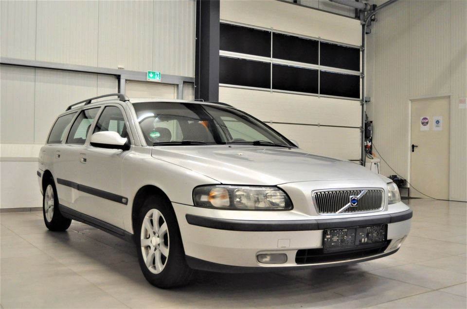 Volvo V70 Kombi 2.4 / AHK / TEILLEDER / LM-FELGEN in Steinfeld