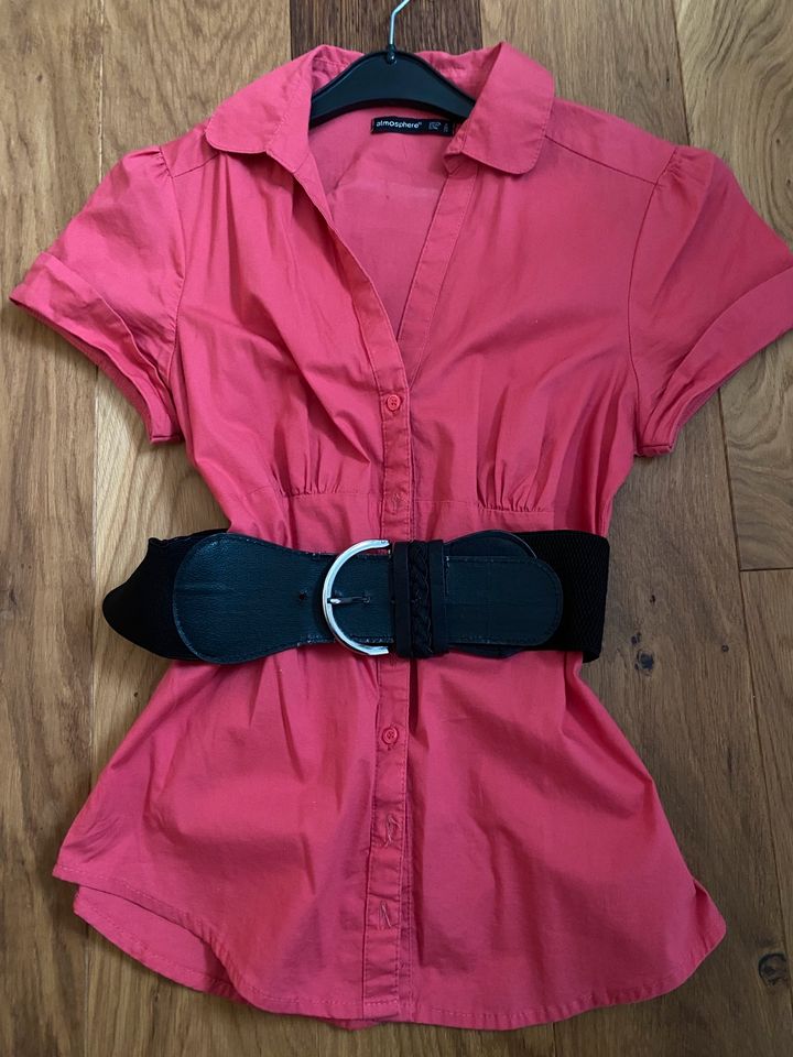 Pinke Bluse mit schwarzem Gürtel in Wettenberg