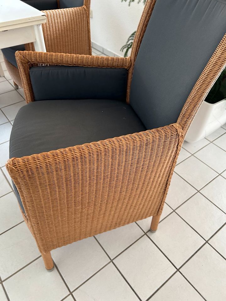 4 Sessel/ Stühle aus Rattan mit grauen Kissen in Ahaus