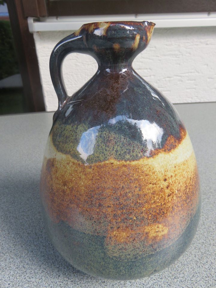 handgefertigte Vase aus Unteramergauer Töpferei in Augsburg
