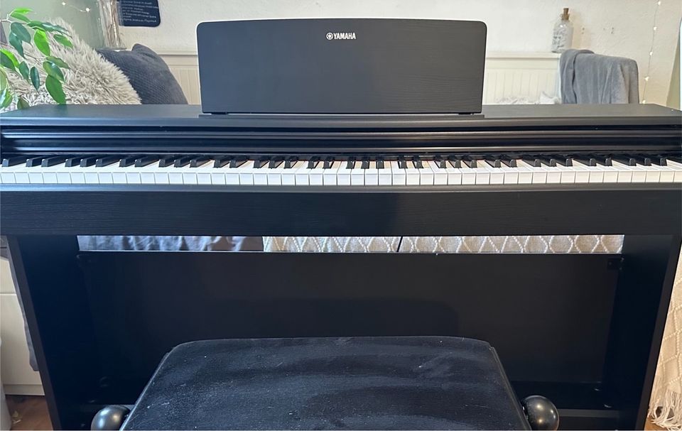 Yamaha Arius YDP-144 EPiano Elektrisches Klavier Inkl. Hocker in Waldstetten