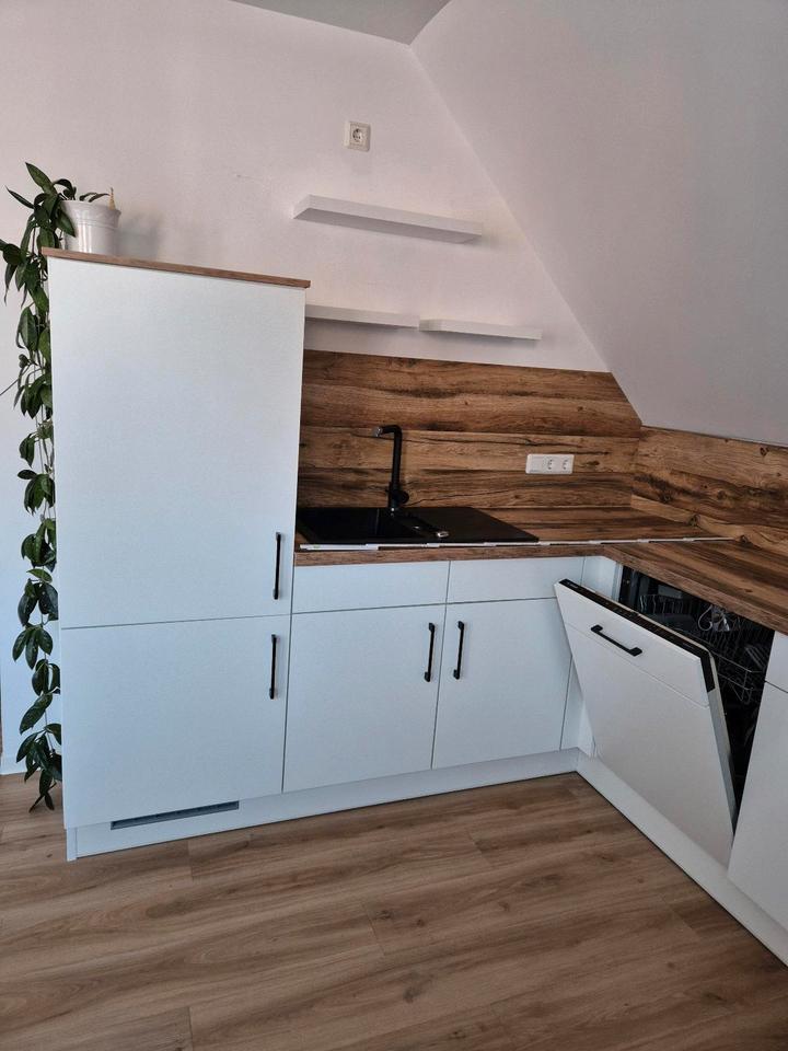 Neuwertige Einbauküche mit hochwertigen Geräten - Top Zustand in Uplengen