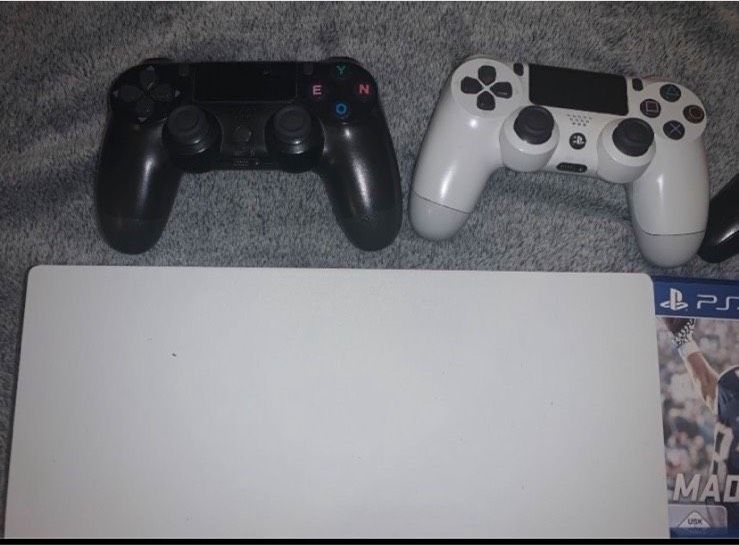 PS4 Pro mit 2 Controller in Bendorf