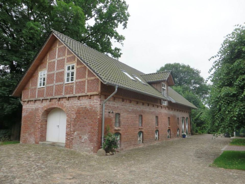 Modernes Leben und Arbeiten in historischen Gebäuden, Hofstelle zwischen Hamburg und Bremen in Kalbe in Kalbe (Niedersachsen)