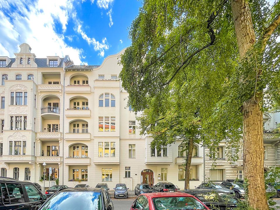 Einzigartiges Potenzial in exklusiver Lage: Geteilte Altbauwohnung in der Mommsenstraße in Berlin