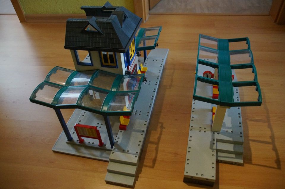 Großes Konvolut Playmobil mit Bahnhof und Flugplatz siehe Fotos in Stockelsdorf