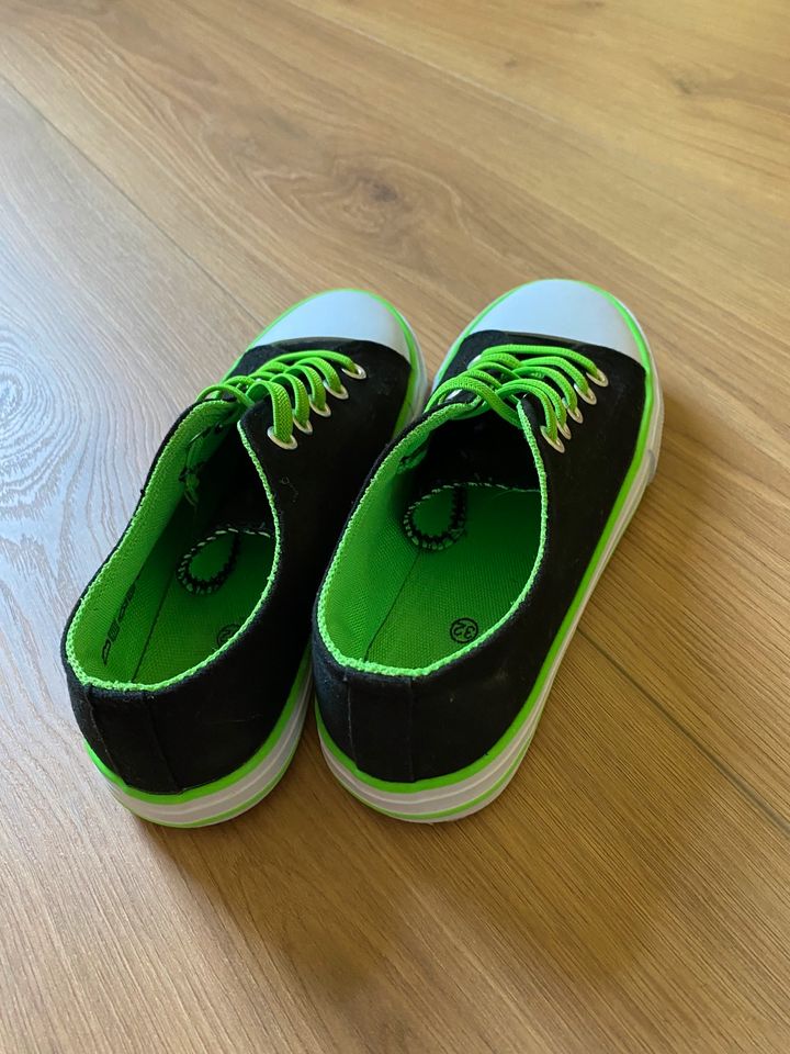 Wie neu: Sneaker vty Gr. 32 schwarz neon grün in Hamburg