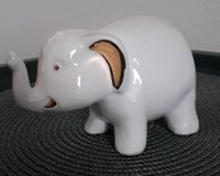 Porzellan Elefant mit goldfarbenen Akzenten 11cm hoch Schleswig-Holstein - Hennstedt Vorschau