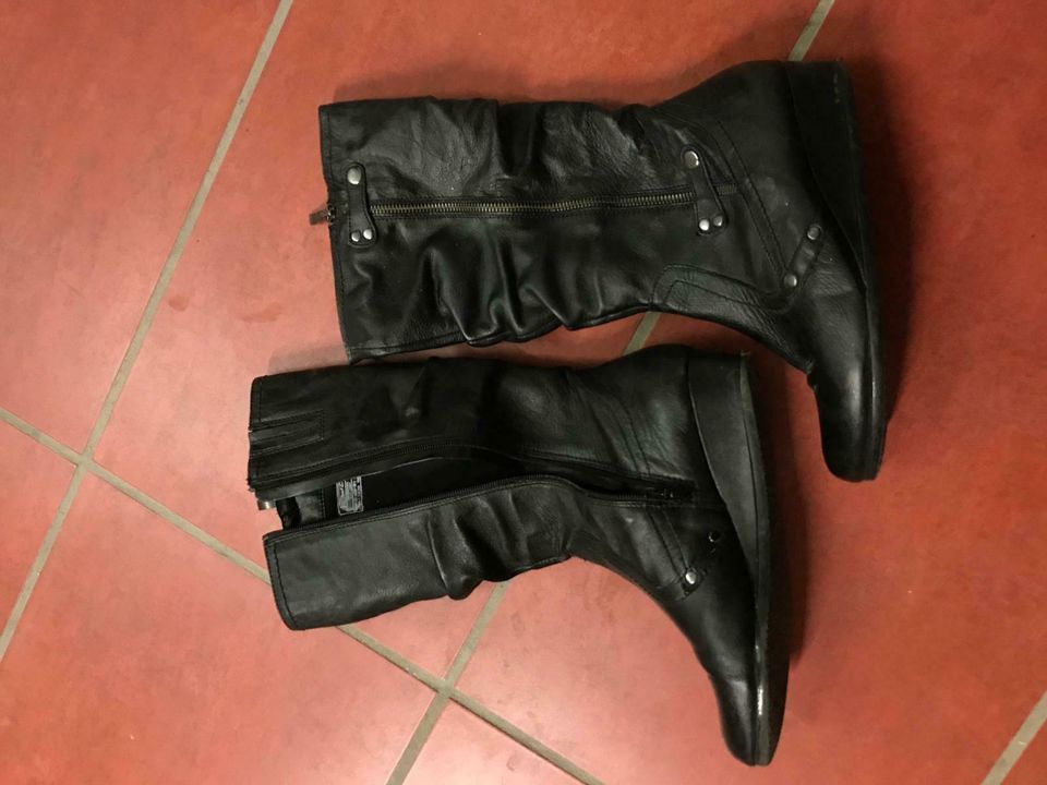 Schwarze Stiefel in Wissen