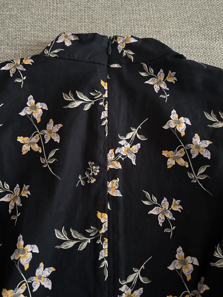 Levi’s Bluse XS schwarz Blumen Trompetenärmel NEU !!! in Berlin